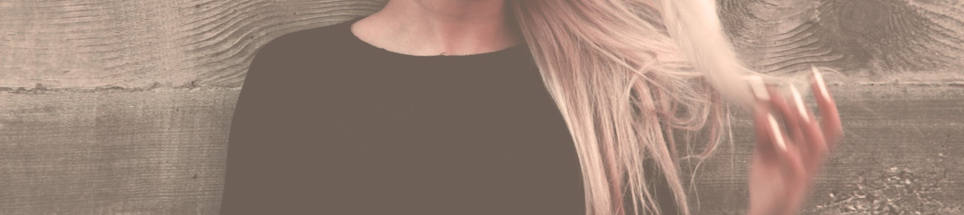 Widok na zabytkowy Rynek w Dzierżoniowie z Ratuszem w tle