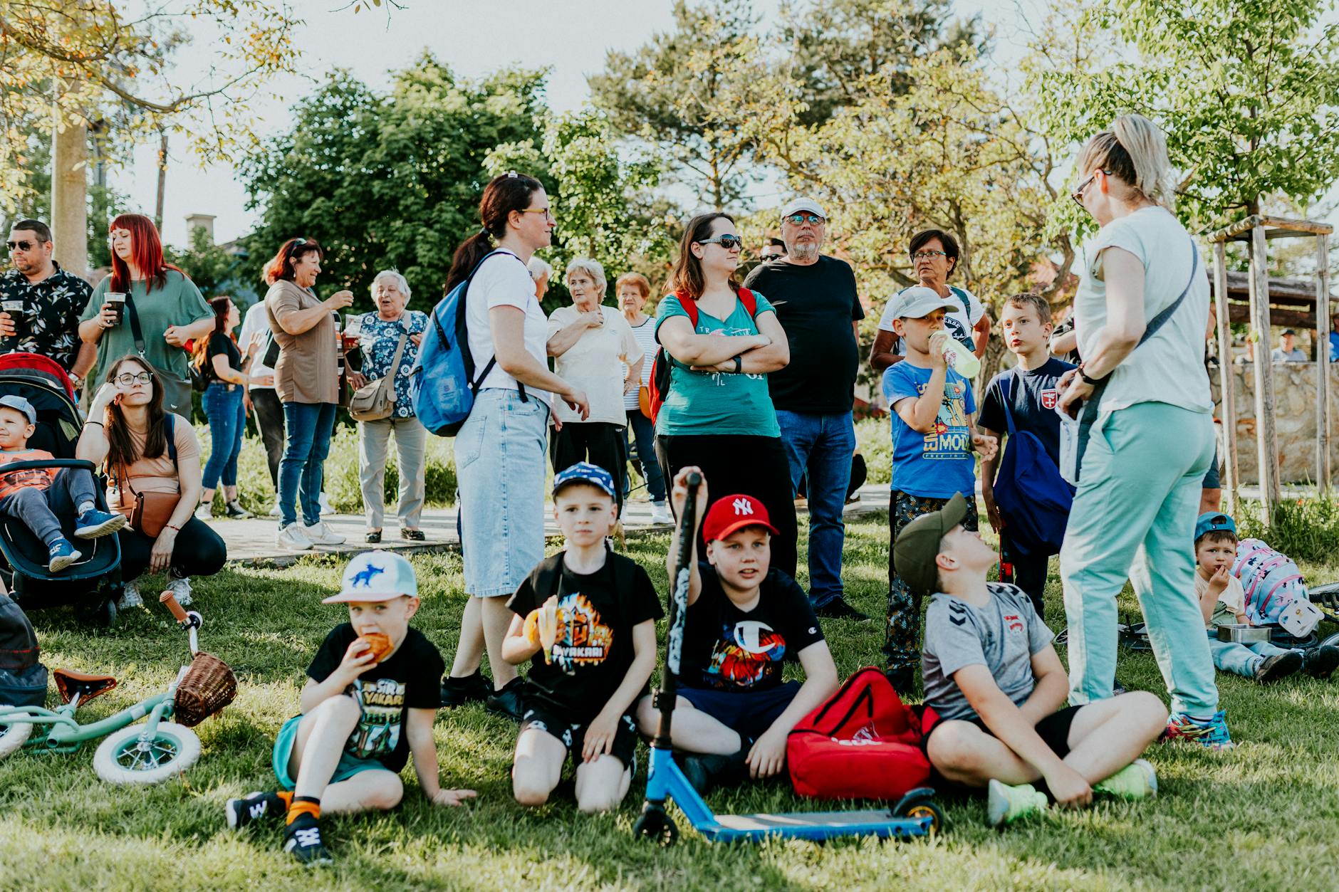 Mieszkańcy Dzierżoniowa biorący udział w akcji sprzątania terenów zielonych.