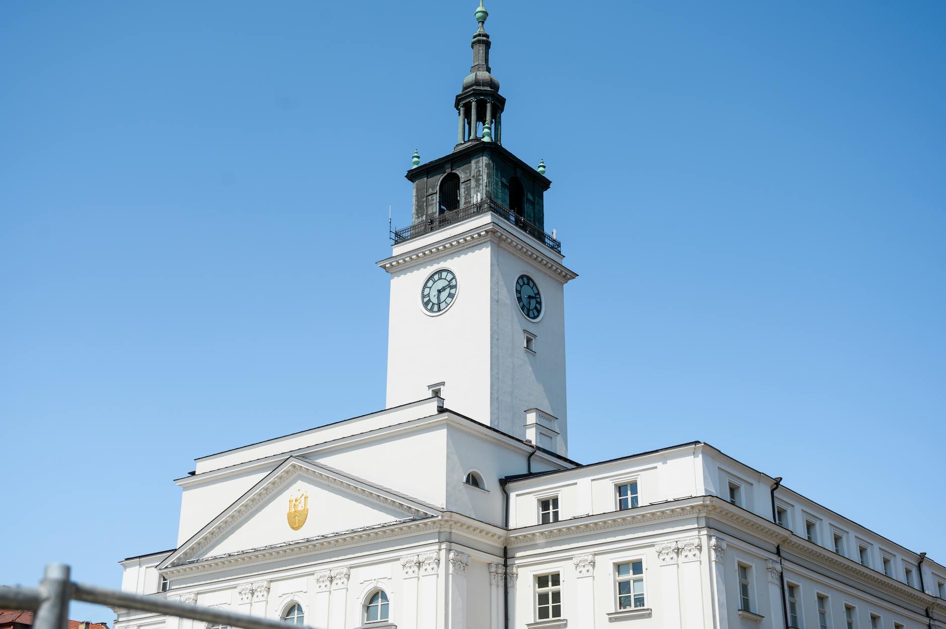 Budynek Starostwa Powiatowego w Dzierżoniowie - informacja o skróconych godzinach pracy
