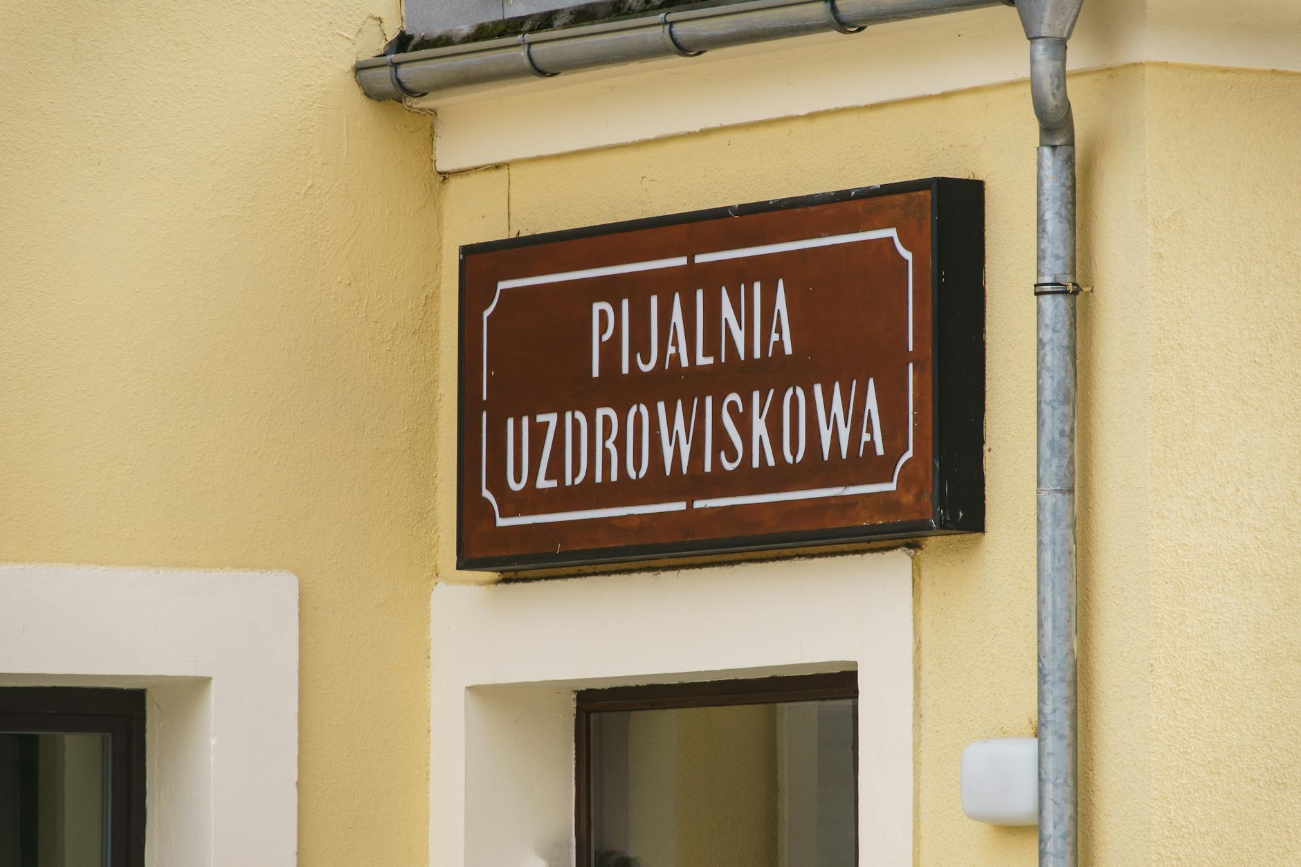 Panorama Dzierżoniowa z widokiem na zabytkowy ratusz i kościół